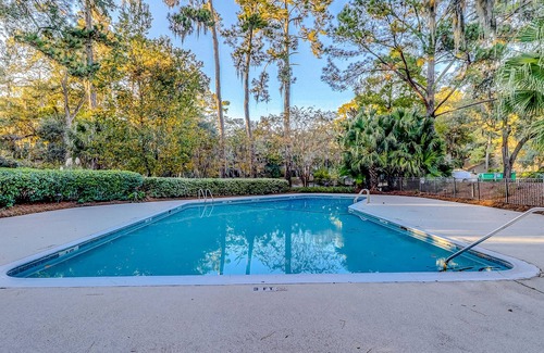 Sea Pines Condo | Newly updated Sea Pines retreat on golf course - Pool, Tennis/Pickleball Courts