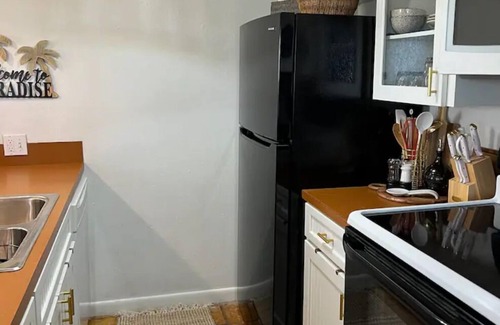 Elmaton House | Newly updated Townhouse, pool, & beach !