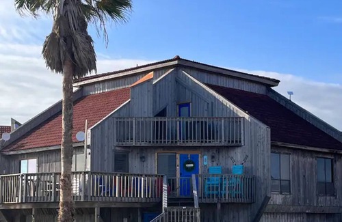 Elmaton House | Newly updated Townhouse, pool, & beach !