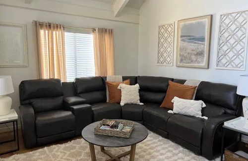 Elmaton House | Newly updated Townhouse, pool, & beach !