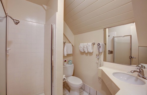 Newport Shores Hotel | Newport Channel Inn - Near Huntington State Beach