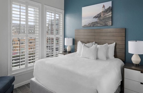 Yachting Village Resort | Newport Harbor Escape: Spacious 2BR Suite at Wyndham Onshore