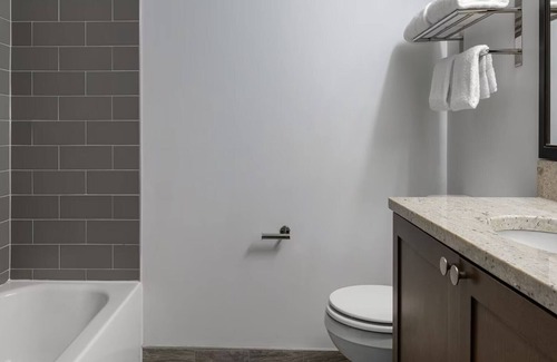 Yachting Village Resort | Newport Harbor Escape: Spacious 2BR Suite at Wyndham Onshore