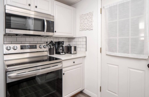 Newport East Apartment | Newport/Middletown Retreat! Walk To Beach!