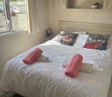 Newquay City Centre Ski Chalet | Newquay Bay - 3-Bed Caravan - Sleeps 6