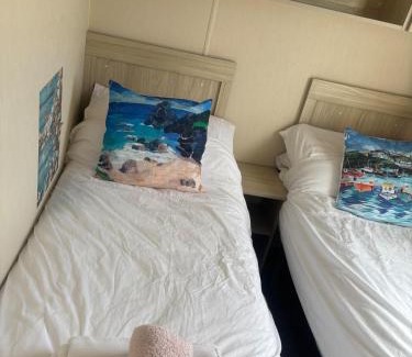 Newquay City Centre Ski Chalet | Newquay Bay - 3-Bed Caravan - Sleeps 6