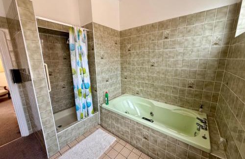 Beeston Hotel | Next to hyland hotel Family rooms with attached bathroom
