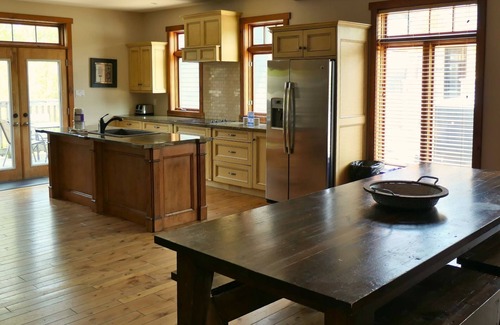 The Blue Mountains Ski Chalet | Next to the Ski Lift & the Village, Hot Tub, BBQ