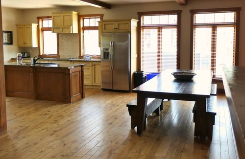 The Blue Mountains Ski Chalet | Next to the Ski Lift & the Village, Hot Tub, BBQ