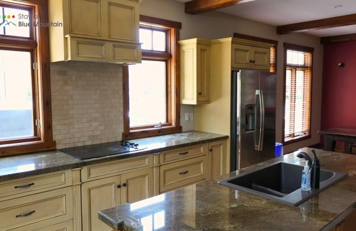 The Blue Mountains Ski Chalet | Next to the Ski Lift & the Village, Hot Tub, BBQ