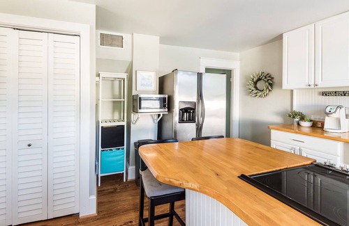 Cape Charles House | Next to the park and 2 blocks to the Beach and restaurants! RIGHT side of Duplex