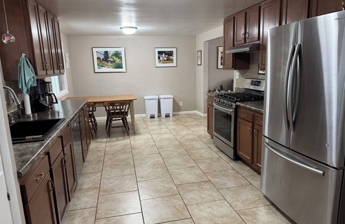 Ashwaubenon House | NFL Draft 2025: Cute Home w/3 Bedrooms, 2.5 Bathrooms, & Hot Tub By Lambeau