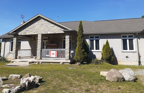 Niagara Falls House | Niagara Country Get Away is a big beautiful house in a country setting