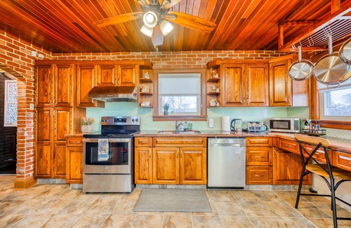 Chippawa Other | Niagara Farmhouse Cottage with Attic & heated Pool