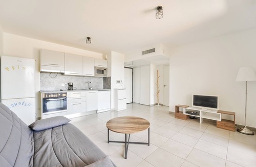 Nice Apartment | Nice 1BR Flat with garden and private parking