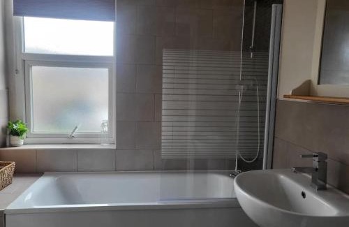 Huddersfield House | Nice 2 bedroom (3 beds) house in Huddersfield