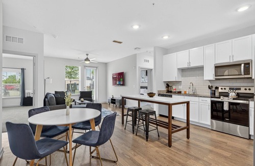 Arlington Apartment | Nice 2 BR Apt/King Bed/Pool/Gym/Clse 2 Beach/Mayo