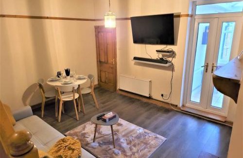 Wellington Apartment | Nice 4-bedroom vacation home with indoor fireplace