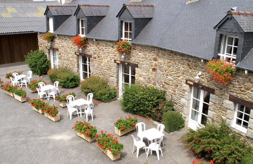 Saint-Jouan-des-Guerets Apartment | Nice apartment for 5 people with pool, WIFI, TV and terrace