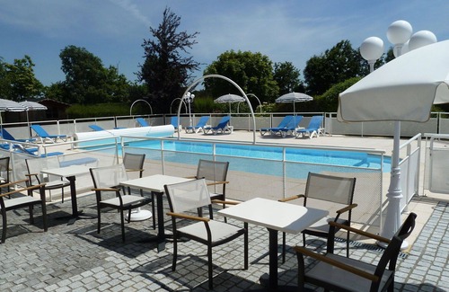 Saint-Jouan-des-Guerets Apartment | Nice apartment for 5 people with pool, WIFI, TV and terrace