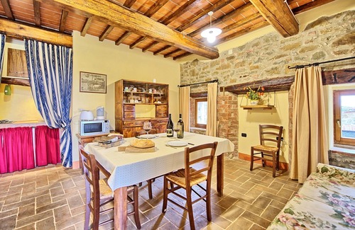 Castelnuovo Berardenga Apartment | Nice apartment for 3 guests with pool, WIFI, pets allowed and panoramic view