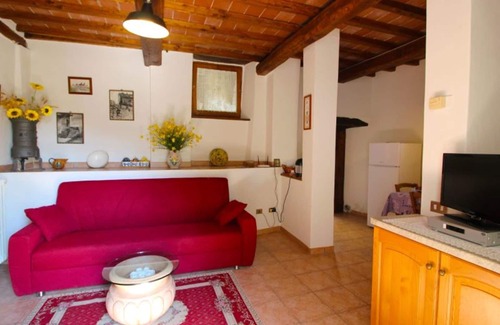 Pieve di Chio Apartment | Nice apartment for 4 guests with private pool, WIFI, TV and pets allowed