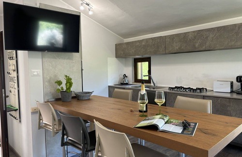 Cologna Spiaggia Villa | Nice apartment in villa with WIFI, pool, hot tub, A/C, TV, patio, pets allowed and panoramic view