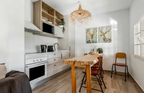 Sao Martinho Villa | Nice apartment in villa for 2 guests with WIFI, pool, TV, terrace and parking