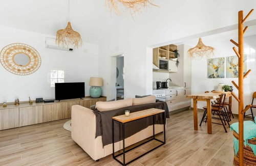 Sao Martinho Villa | Nice apartment in villa for 2 guests with WIFI, pool, TV, terrace and parking