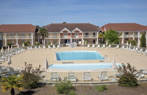 Le Verdon-sur-Mer Apartment | Nice apartment for 6 people with pool, WIFI, TV, terrace and pets allowed