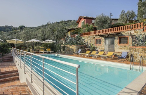 Pieve a Nievole Apartment | Nice apartment for 4 people with pool, WIFI, hot tub, TV, patio and pets allowed