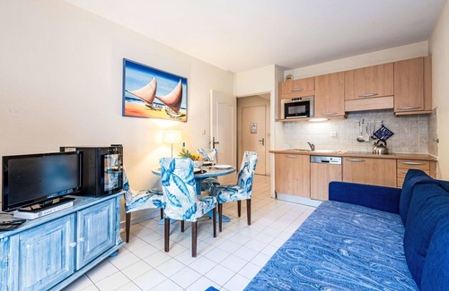 Cote d'Azur- French Riviera Apartment | Nice apartment for 4 guests with pool, WIFI, A/C, TV and balcony