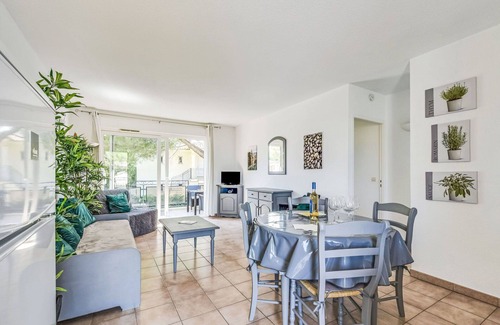 Cote d'Azur- French Riviera Apartment | Nice apartment for 4 people with pool, WIFI, TV, terrace, pets allowed and panoramic view
