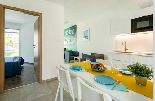 Balatonszemes Apartment | Nice apartment for 4 people with WIFI, pool, A/C, TV, terrace, pets allowed and parking
