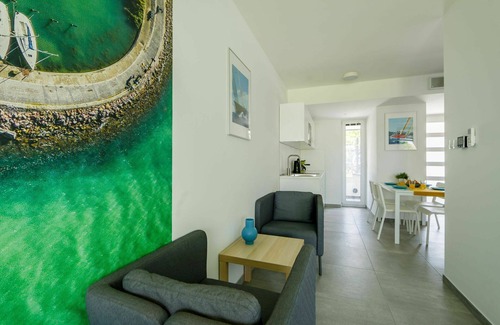 Balatonszemes Apartment | Nice apartment for 4 people with WIFI, pool, A/C, TV, terrace, pets allowed and parking