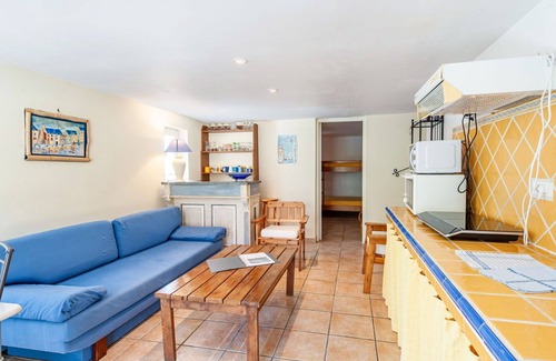 Lambesc Apartment | Nice apartment for 4 people with WIFI, pool, TV, patio and pets allowed