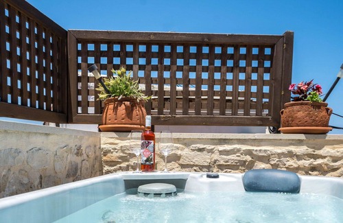 Panormos Apartment | Nice apartment for 4 people with A/C, WIFI, hot tub, TV and terrace