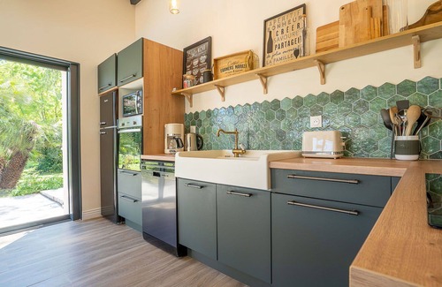 La Crau Apartment | Nice apartment for 6 guests with private pool, WIFI, TV and patio