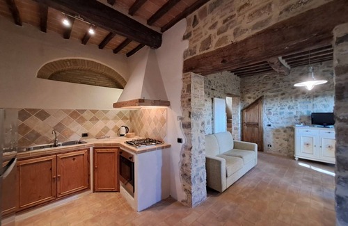 Poggibonsi Apartment | Nice apartment for 6 guests with pool, WIFI, A/C, TV and panoramic view, close to San Gimignano