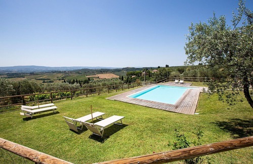 Poggibonsi Apartment | Nice apartment for 6 guests with pool, WIFI, A/C, TV and panoramic view, close to San Gimignano
