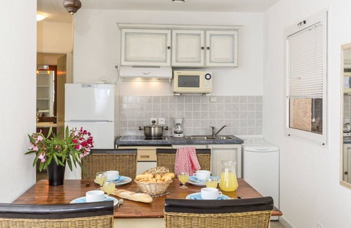 Favone House | Nice apartment in villa for 4 guests with WIFI, pool, A/C, TV, patio and pets allowed