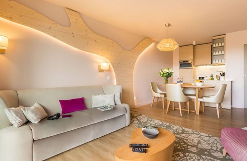 Bailly-Romainvilliers House | Nice apartment in villa with hot tub, WIFI, pool, TV, terrace, panoramic view and parking