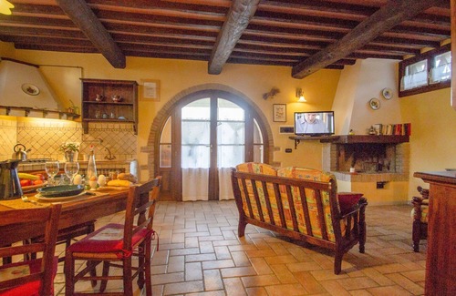 Poggiarello Villa | Nice apartment in villa with pool, WIFI, TV, terrace and pets allowed, close to San Gimignano