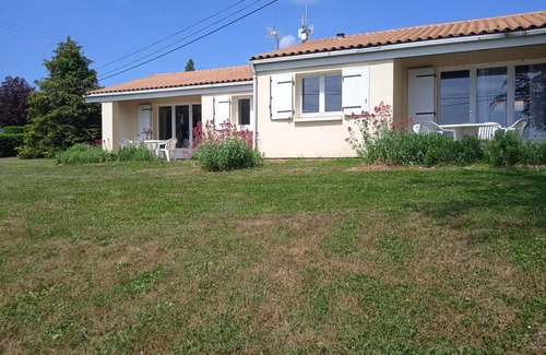 Prailles House | Nice apartment in villa for 6 guests with pool, internet, TV, terrace and pets allowed