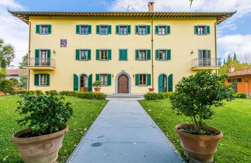 Fucecchio Villa | Nice apartment in villa for 10 guests with A/C, WIFI, hot tub, private pool, TV and pets allowed