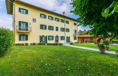 Fucecchio Villa | Nice apartment in villa for 10 guests with A/C, WIFI, hot tub, private pool, TV and pets allowed