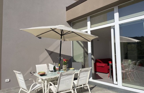 Poggi House | Nice apartment in villa for 4 guests with hot tub, A/C, WIFI, TV, terrace and parking