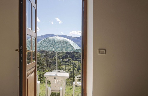 Villa Collemandina Villa | Nice apartment in villa for 4 people with WIFI, pool, terrace and pets allowed