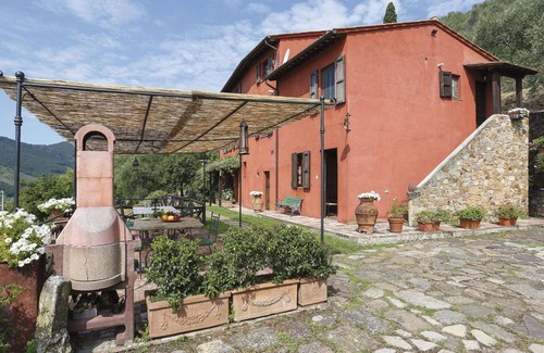 Cascine-La Croce Villa | Nice apartment in villa for 6 people with pool, WIFI, TV, patio and pets allowed