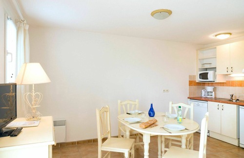 Homps House | Nice apartment in villa for 4 guests with pool, WIFI, hot tub, TV, terrace, pets allowed and par.